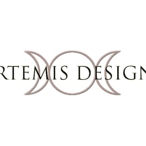 Może przedstawiać: Logo Artemis Designs na białym tle. Logo składa się z okręgu pomiędzy dwoma p&oacute;łksiężycami w kolorze beżowym. Poniżej napis &bdquo;ARTEMIS DESIGNS&rdquo; w klasycznej czcionce szeryfowej.