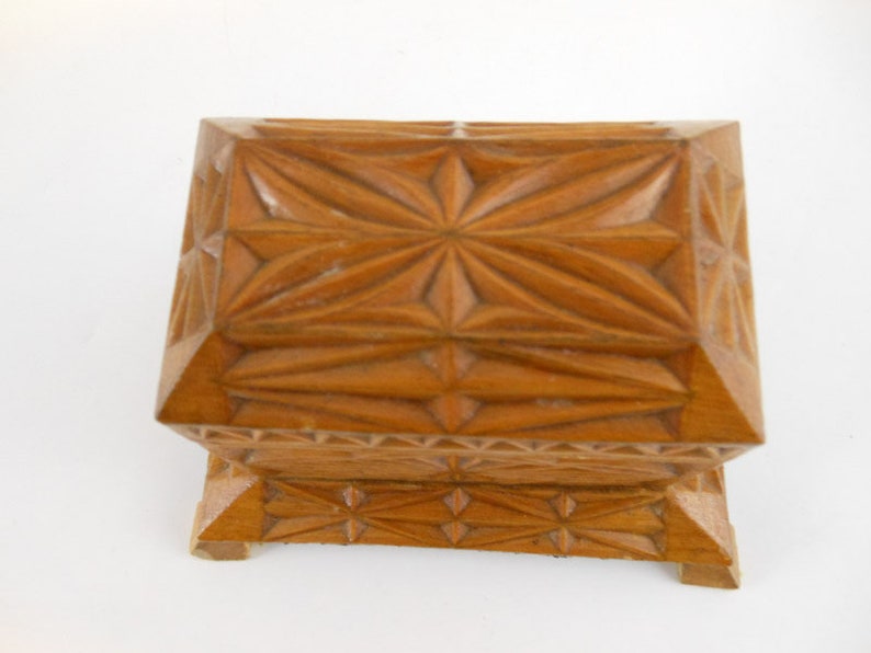 Vintage Box \u2013 Jewelry Keepsake Hand Carved Wood Bas Relief Design Platform with Legs Base Velvet Lined Interior Trinket Mirrored Lid