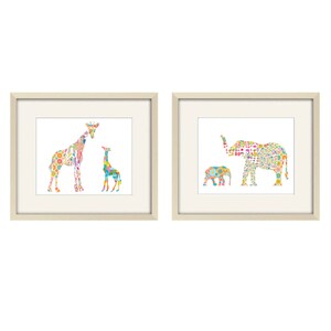 Peut inclure: Deux impressions encadr&eacute;es repr&eacute;sentant des silhouettes color&eacute;es et &agrave; motifs d'une girafe et d'un &eacute;l&eacute;phant avec leurs petits. La girafe est brun clair avec des motifs roses, jaunes et bleus. L'&eacute;l&eacute;phant est gris avec des motifs roses, jaunes et bleus. Les deux impressions ont un fond blanc et un cadre cr&egrave;me.