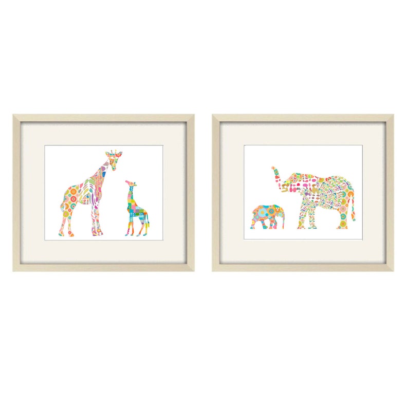 Peut inclure: Deux impressions encadr&eacute;es repr&eacute;sentant des silhouettes color&eacute;es et &agrave; motifs d'une girafe et d'un &eacute;l&eacute;phant avec leurs petits. La girafe est brun clair avec des motifs roses, jaunes et bleus. L'&eacute;l&eacute;phant est gris avec des motifs roses, jaunes et bleus. Les deux impressions ont un fond blanc et un cadre cr&egrave;me.