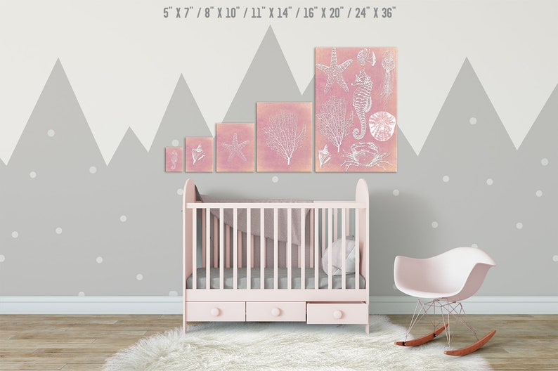 Peut inclure: Une chambre de b&eacute;b&eacute; avec un lit b&eacute;b&eacute; blanc et un fauteuil &agrave; bascule rose. Les murs sont peints en gris avec des pois blancs et un motif en forme de montagne. Il y a cinq impressions encadr&eacute;es sur le mur avec un fond rose et des illustrations blanches de la vie marine, y compris une &eacute;toile de mer, un hippocampe et du corail.