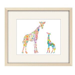 Peut inclure: Une impression encadr&eacute;e de deux girafes color&eacute;es, une grande et une petite, avec un motif patchwork de fleurs et de formes g&eacute;om&eacute;triques. Les girafes se font face, la plus grande regardant la plus petite.