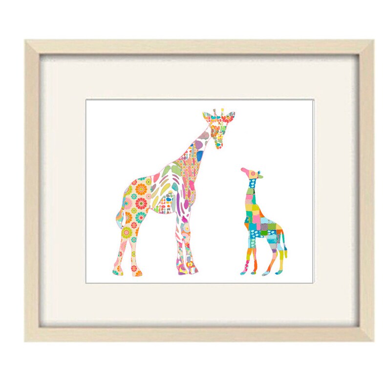 Peut inclure: Une impression encadr&eacute;e de deux girafes color&eacute;es, une grande et une petite, avec un motif patchwork de fleurs et de formes g&eacute;om&eacute;triques. Les girafes se font face, la plus grande regardant la plus petite.