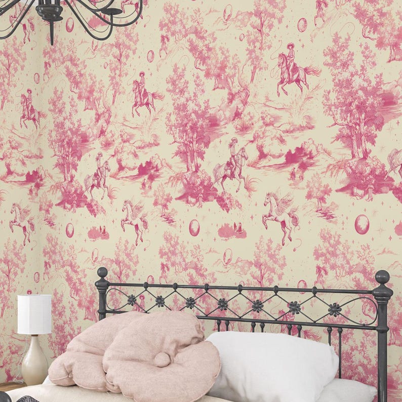 Op de afbeelding: Een roze en cr&egrave;mekleurige behang met een herhalend patroon van paarden en ruiters in een fantasierijke bosomgeving. Het behang heeft een delicate, handgetekende stijl en bevat kleine, ronde accenten die lijken op bubbels.