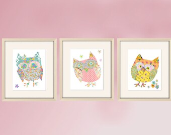 Könnte beinhalten: Drei gerahmte Drucke von bunten Eulenillustrationen. Jede Eule besteht aus verschiedenen gemusterten Stoffen und hat große, runde Augen. Die Eulen sind in den Farben Rosa, Gelb, Blau und Grün gehalten.