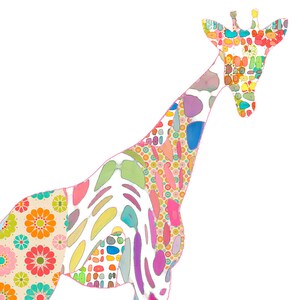 Peut inclure: Une illustration de girafe color&eacute;e en patchwork avec un contour rose. La girafe est compos&eacute;e de diff&eacute;rents motifs, notamment des fleurs, des pois et des formes abstraites.