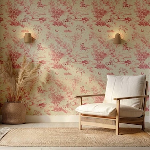 Op de afbeelding: Een licht roze en cr&egrave;mekleurige behang met een herhalend patroon van paarden en ruiters in een bosrijke omgeving. Een witte fauteuil met een licht houten frame staat voor het behang.