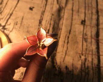 Pointed Flowers with Gold Centres