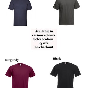 Op de afbeelding: Vier T-shirts in verschillende kleuren: marineblauw, bordeauxrood, antraciet en zwart. De tekst "Beschikbaar in verschillende kleuren. Selecteer kleur en maat bij het afrekenen" wordt onder de shirts weergegeven.