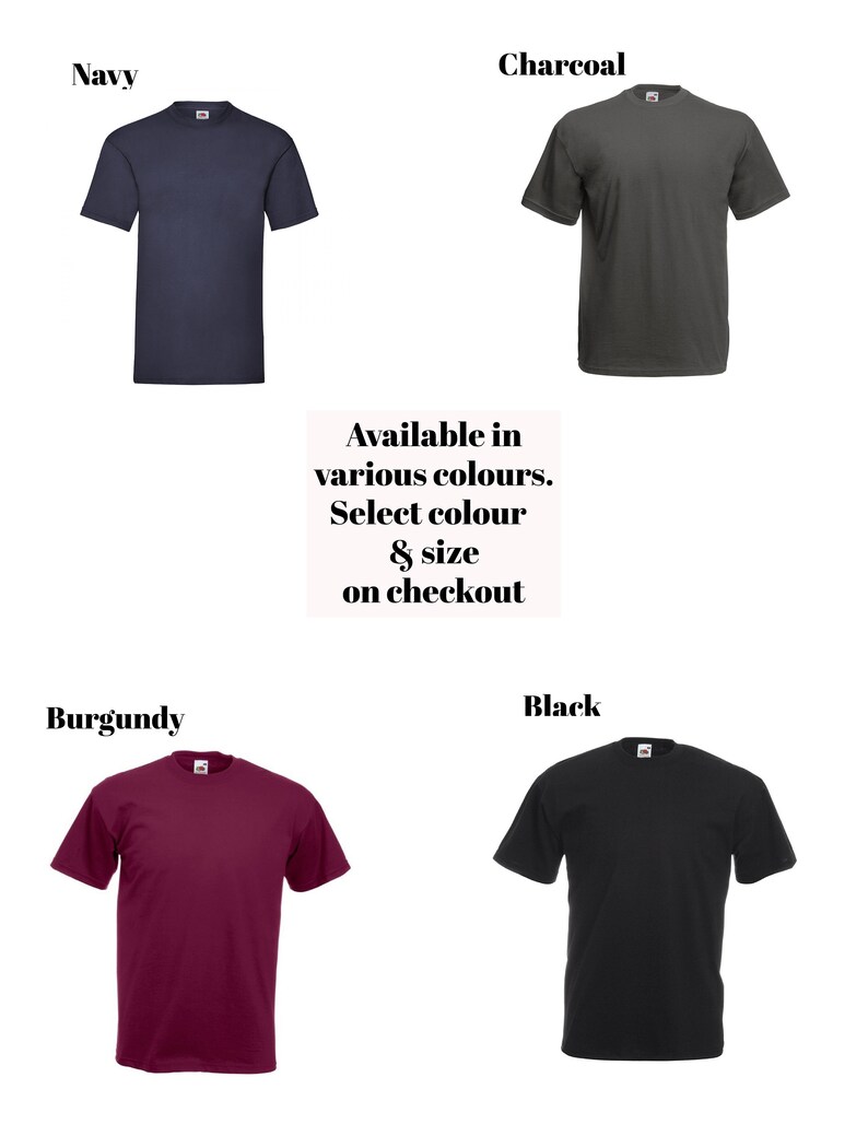 Op de afbeelding: Vier T-shirts in verschillende kleuren: marineblauw, bordeauxrood, antraciet en zwart. De tekst "Beschikbaar in verschillende kleuren. Selecteer kleur en maat bij het afrekenen" wordt onder de shirts weergegeven.