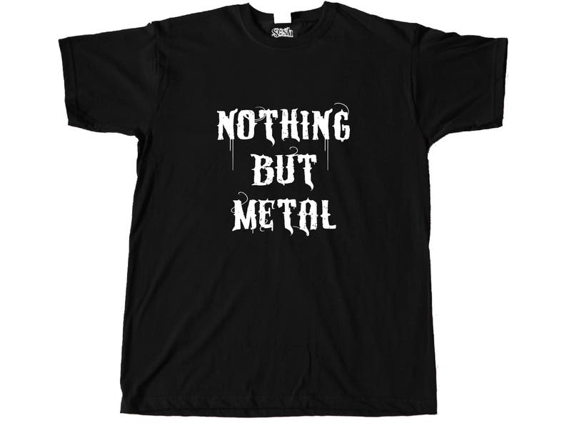 Op de afbeelding: Zwart T-shirt met witte tekst die "Nothing But Metal" zegt.