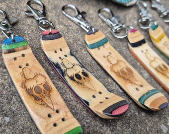 Regalo genial para skaters: "Deja de patinar", hecho a mano con patineta reciclada, llavero y collar de tabla de skate, Tech Deck, calavera.