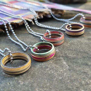 Mysteriring tillverkad av återvunnet skateboard på stålhalsband, blandade färger, handgjord, personlig gravyr tillgänglig, presentförpackning