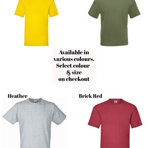 Op de afbeelding: Vier T-shirts in verschillende kleuren: geel, olijfgroen, grijs melange en baksteenrood. De tekst "Beschikbaar in verschillende kleuren. Selecteer kleur & maat bij het afrekenen" wordt in het midden van de afbeelding weergegeven.