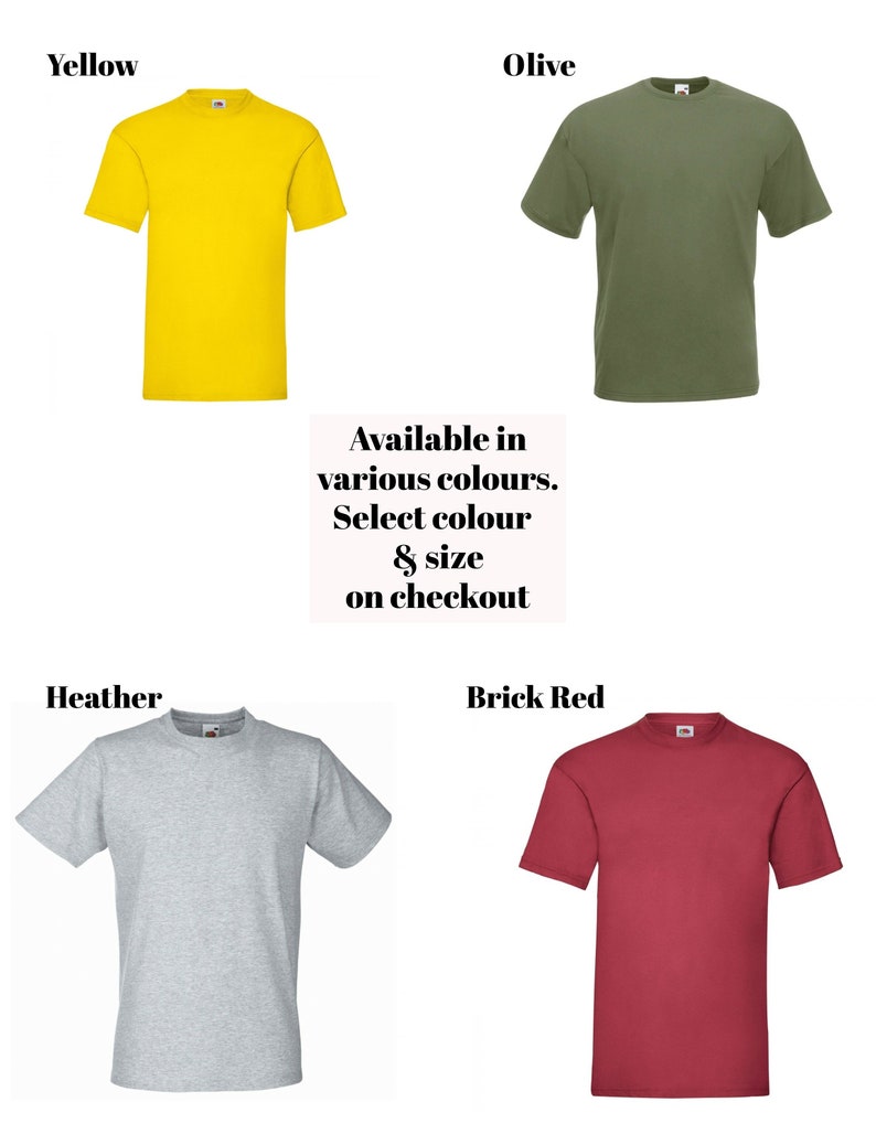 Op de afbeelding: Vier T-shirts in verschillende kleuren: geel, olijfgroen, grijs melange en baksteenrood. De tekst "Beschikbaar in verschillende kleuren. Selecteer kleur & maat bij het afrekenen" wordt in het midden van de afbeelding weergegeven.