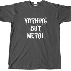 Op de afbeelding: Een donkergrijs T-shirt met de tekst "Nothing But Metal" in wit.