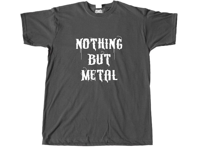 Op de afbeelding: Een donkergrijs T-shirt met de tekst "Nothing But Metal" in wit.