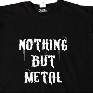 Op de afbeelding: Zwart T-shirt met witte tekst die "Nothing But Metal" zegt.