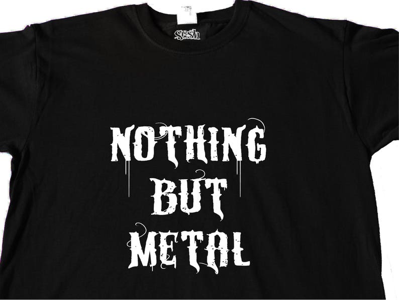 Op de afbeelding: Zwart T-shirt met witte tekst die "Nothing But Metal" zegt.