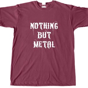 Op de afbeelding: Bordeauxkleurig T-shirt met de tekst "Nothing But Metal" in wit.