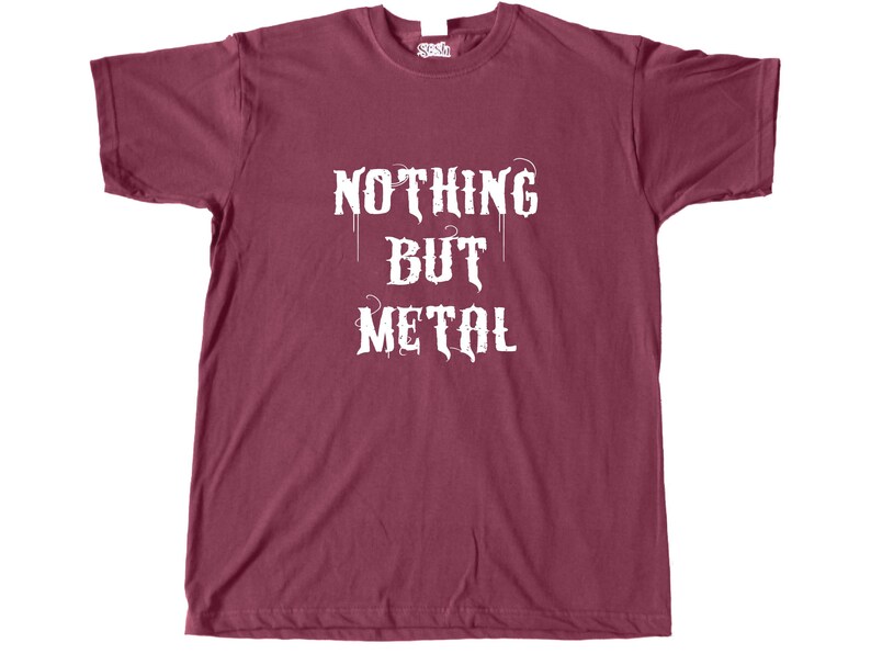 Op de afbeelding: Bordeauxkleurig T-shirt met de tekst "Nothing But Metal" in wit.