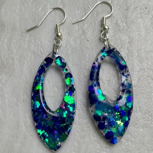 Pendientes colgantes de color azul verdoso iridiscente brillante