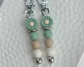 Silicone Bead Keychain-Beaded Keychain-Beaded Keyring-Handbag Accessories-Birthday Gift-Christmas Gift-Mini Daisy Sage Green