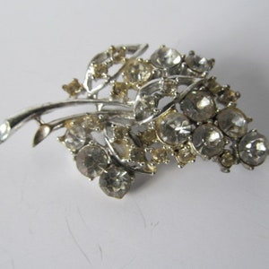 Leaf Shape Brooch Beautiful Diamond Pin, Rhinestone Brooch Scarf Pin Vintage costume jewelry Mid century Jewelry