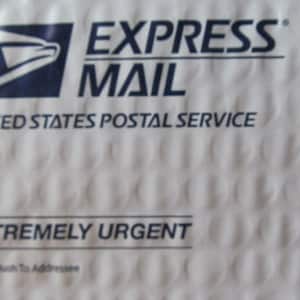 Puede incluir: Sobre blanco con el texto "EXPRESS MAIL" y "UNITED STATES POSTAL SERVICE" en azul. El sobre también tiene el texto "EXTREMELY URGENT" en azul y el texto "Please Rush to Addressee" en azul más pequeño.