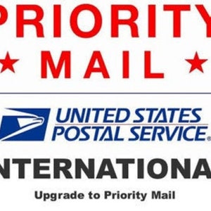 Puede incluir: Logotipo rojo y azul para Priority Mail International, un servicio del Servicio Postal de los Estados Unidos. El logotipo presenta una estrella roja a cada lado de las palabras "Priority Mail" y las palabras "United States Postal Service" en texto negro sobre fondo azul. Las palabras "International" están en texto negro debajo del logotipo.