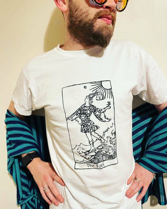 La camiseta de cartas del tarot tonto para hombres / | Etsy México