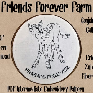 Peut inclure: Un dessin au trait noir et blanc d'un veau siamois sur fond blanc avec le texte "FRIENDS FOREVER" en dessous. L'image est dans un cerceau de broderie en bois. Le texte "PDF Intermediate Embroidery Pattern" est en bas de l'image.