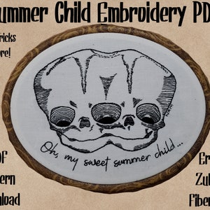 Puede incluir: Bordado en blanco y negro con un diseño de calavera y el texto "Oh, my sweet summer child...". La obra de arte está enmarcada en un marco ovalado de madera. El texto en la imagen incluye "Summer Child Embroidery PDF" y "PDF Pattern Download".
