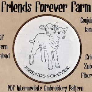 Peut inclure: Un dessin au trait noir et blanc de deux agneaux siamois dans un cerceau de broderie en bois. Le cerceau est sur un fond brun avec le texte "Friends Forever Farm" et "PDF Intermediate Embroidery Pattern".
