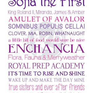 Może przedstawiać: Fioletowy i różowy tekst na białym tle z napisem "Sofia the First" na górze. Tekst zawiera imiona postaci z serialu Disney Junior "Sofia the First" oraz zdanie "Niech żyje księżniczka Sofia!"