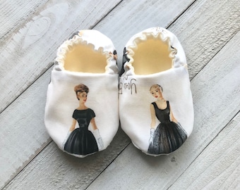 Vintage Ladies Crib Shoes, Dolls Baby Shoes, Toddler Shoes, Moccasins, Baby Booties, Baby Slippers, Fabric Shoes, Stay On Shoes