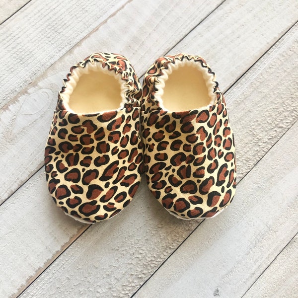 Leopard Baby Shoes, Cheetah Crib Shoes, Toddler Shoes, Moccasins, Baby Booties, Baby Slippers, Fabric Shoes, Stay On Shoes