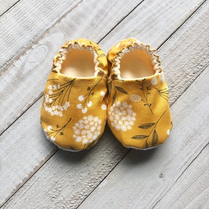 Dandelion Crib Shoes, Flower Garden, Baby Shoes, Toddler Shoes, Moccasins, Baby Booties, Baby Slippers, Fabric Shoes