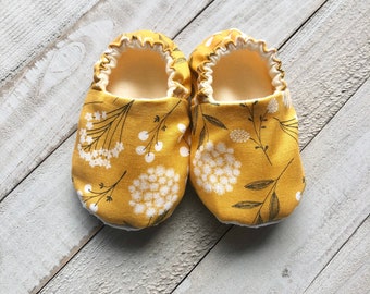 Dandelion Crib Shoes, Flower Garden, Baby Shoes, Toddler Shoes, Moccasins, Baby Booties, Baby Slippers, Fabric Shoes