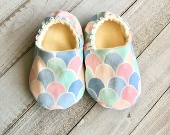 Mermaid Scales Crib Shoes, Baby Shoes, Toddler Shoes, Moccasins, Baby Booties, Baby Slippers, Fabric Shoes, Stay On Shoes