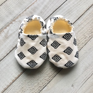 Aztec SouthWest Baby Fabric Crib Shoes, Toddler Shoes, Moccasins, Baby, Stay On Shoes, Gift for Baby