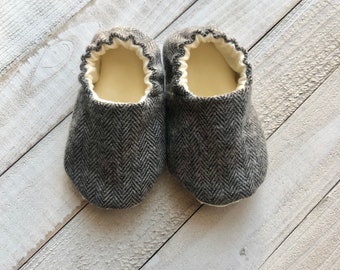 Gray Flannel Crib Shoes, Baby Shoes, Toddler Shoes, Moccasins, Baby Booties, Baby Slippers, Fabric Shoes, Stay On Shoes