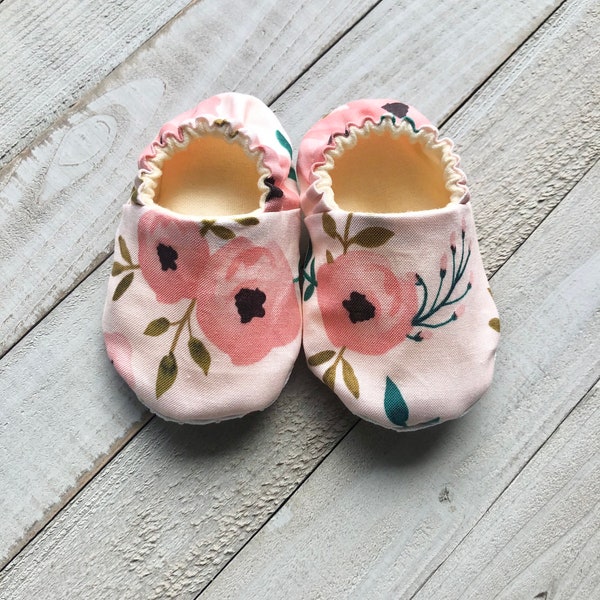 Pink Flowers Crib Shoes, Baby Shoes, Toddler Shoes, Moccasins, Baby Booties, Baby Slippers, Fabric Shoes