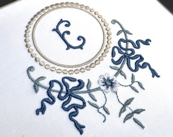 Utsmyckad blommig monogramram med rosett och prickar broderidesign/mönster för omedelbar nedladdning