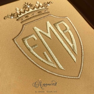 Fonte de monograma de escudo com brasão e coroa, 26 letras, 1 brasão com coroa, fonte de bordado para máquinas de bordar, fonte BX, 5 tamanhos