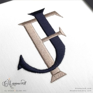 Könnte beinhalten: Gesticktes Monogramm mit den verschlungenen Buchstaben "J" und "F". Das "J" ist marineblau, während das "F" hellbraun ist. Das Design befindet sich auf weißem Hintergrund. Der Etsy-Shop-Name "Anamored" steht unten.