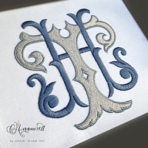 Peut inclure: Un motif de broderie de monogramme représentant les lettres "A" et "H" dans une police décorative et stylisée. Les lettres sont dans un schéma de couleurs bleu et argent, avec le "A" en bleu et le "H" en argent.