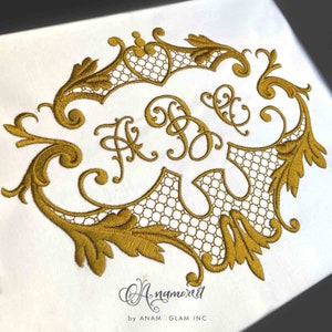 Puede incluir: Monograma bordado en oro con un diseño floral decorativo. El monograma presenta las letras "A & B" en una fuente de escritura.