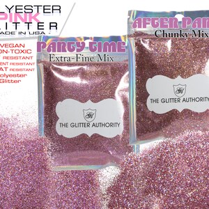 以下が含まれることがあります： ピンクのポリエステルグリッターが入った袋が2つ。1つの袋には「Party Time Extra-Fine Mix」、もう1つの袋には「After Party Chunky Mix」とラベルが貼られています。両方の袋はThe Glitter Authority製です。