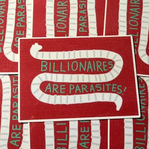 Könnte beinhalten: Roter Aufkleber mit dem Text "BILLIONAIRES ARE PARASITES!" in Weiß und Grün, in einem schlangenartigen Design angeordnet. Weitere Aufkleber mit dem gleichen Design sind sichtbar.